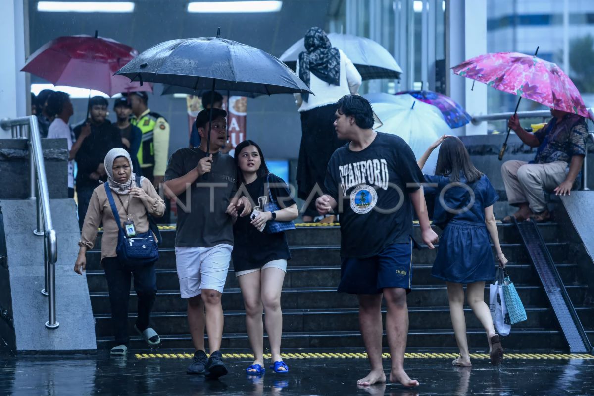 Sebagian Jakarta diperkirakan hujan pada Senin siang hingga malam